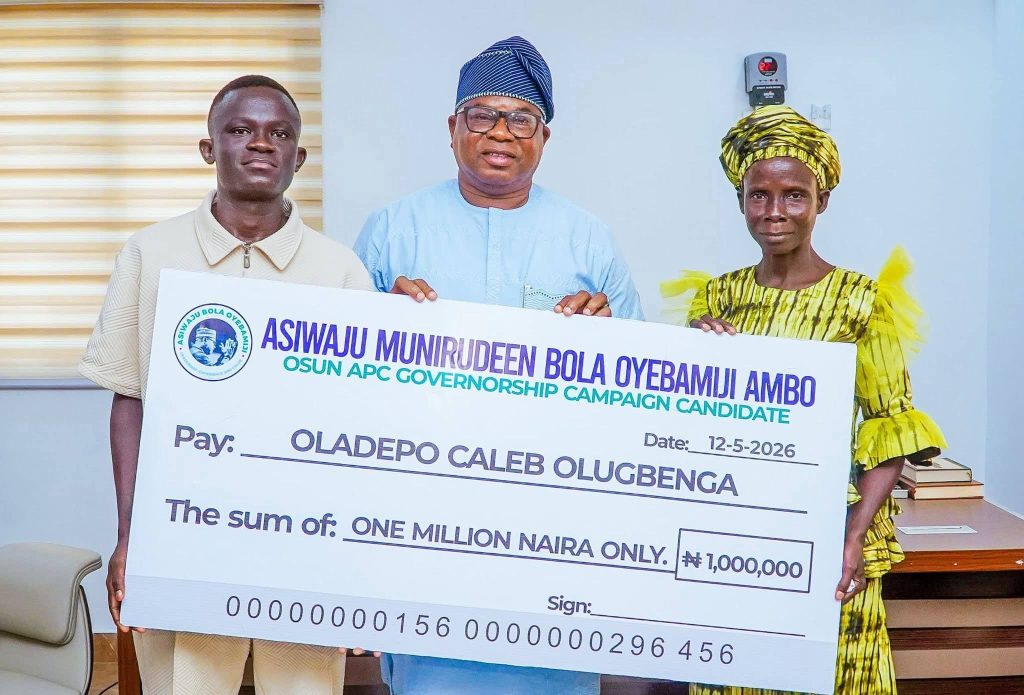 OYEBAMIJI FULFILS N1 MILLION PROMISE TO LAUTECH BEST GRADUATING STUDENT